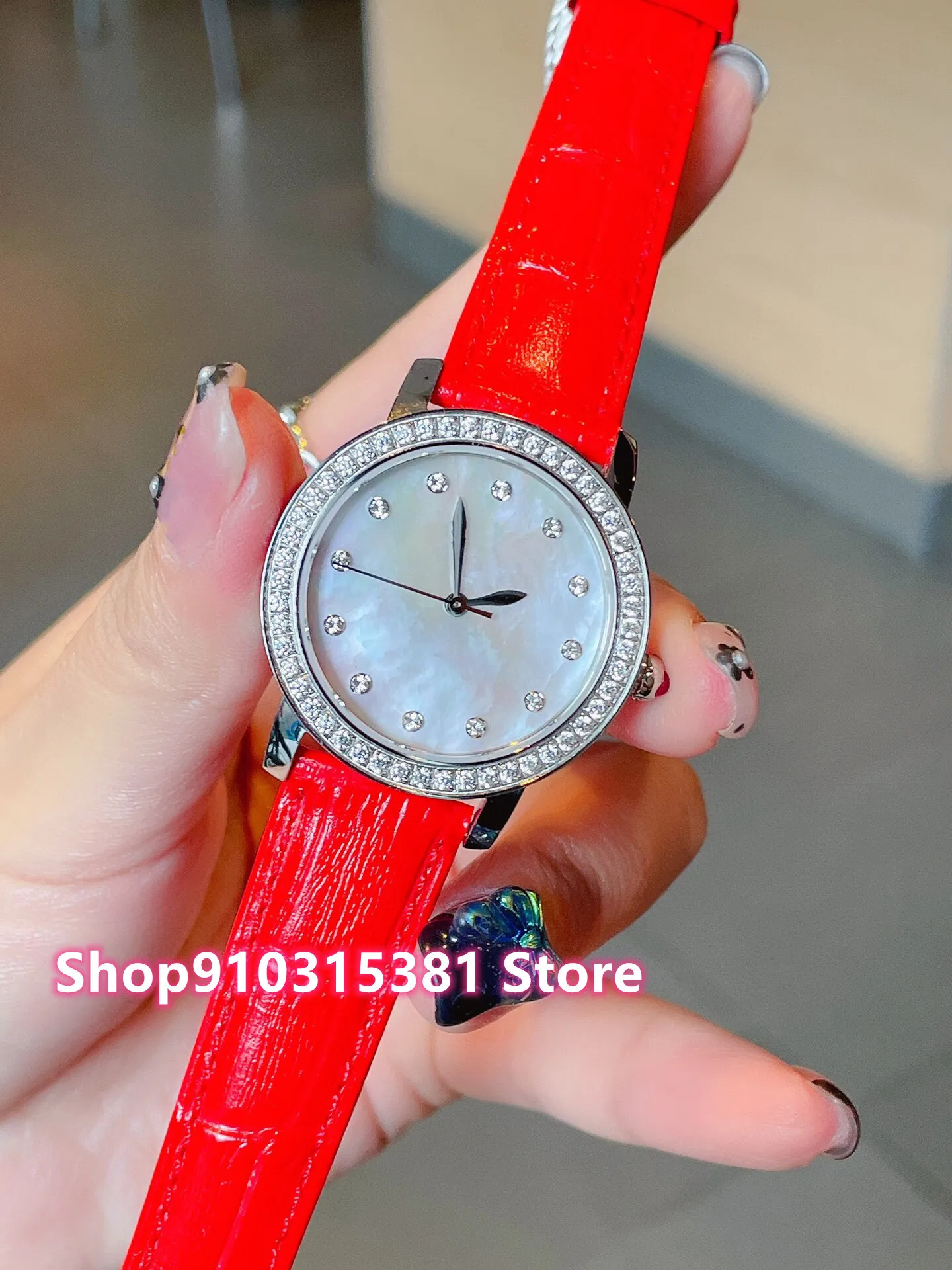 Klassische Marke Frauen Zirkon Quarz Armbanduhr Rose Gold Silber Perlmutt Leder Uhr Weibliche Kristall Diamanten Uhr 32mm