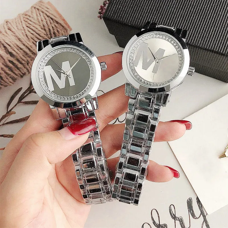 Marke Uhr Frauen Mädchen Kristall Große Buchstaben Stil Metall Stahl Band Quarz Armbanduhren M124