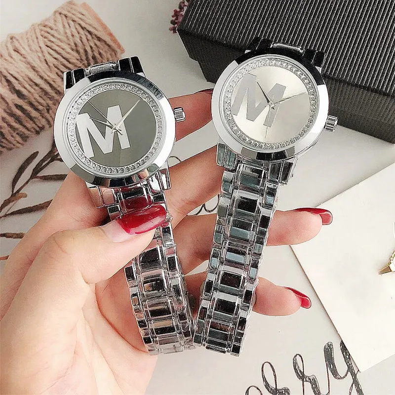 Merk Horloge Vrouwen Meisje Kristal Grote Letters Stijl Metalen Stalen Band Quartz Horloges M124