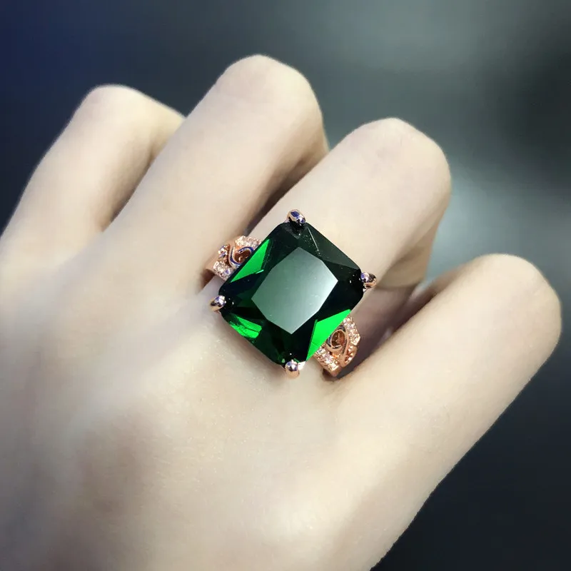 Vintage Carving Square Green Crystal Emerald Gemstones Diamanter Ringar för Kvinnor Rose Guldfärg Bague Fine Smycken Party Presenter