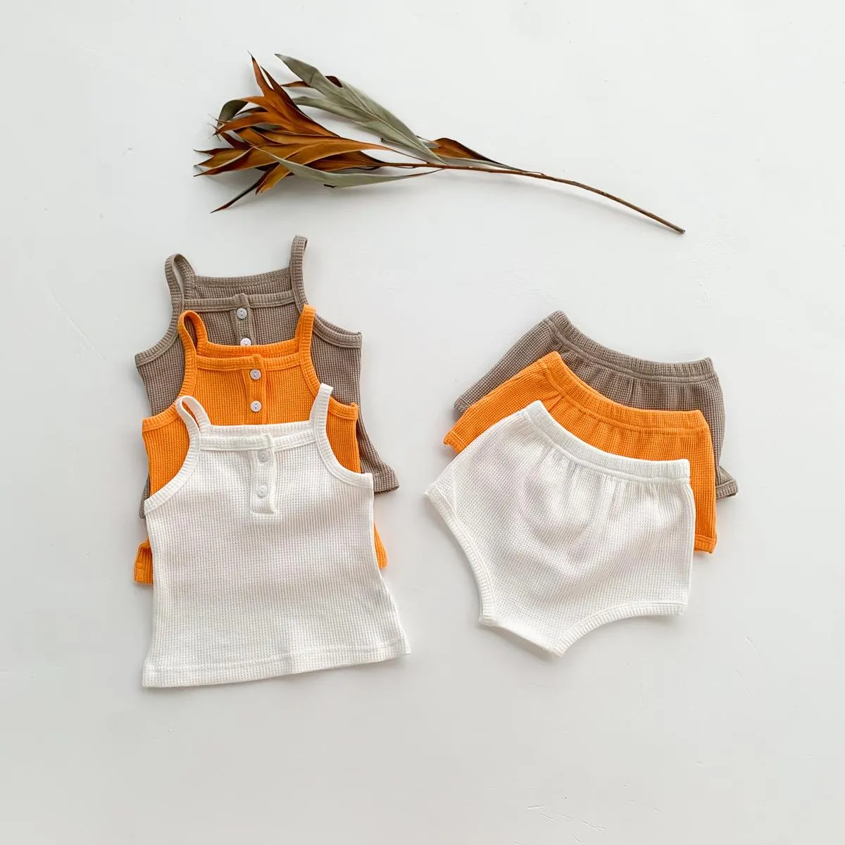 オーストラリア韓国の米国の幼児の衣類セットワッフルコットンの猫のかなり柔らかい半袖タンク2本の新生児の服装