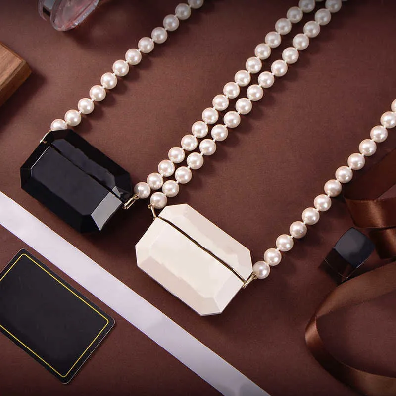2022 Varumärke Fashion Jewelry Women Thick Pearls Chain Halsband Party Earphone Box Design Necklace White Black Harts Luxury Pendant1771891