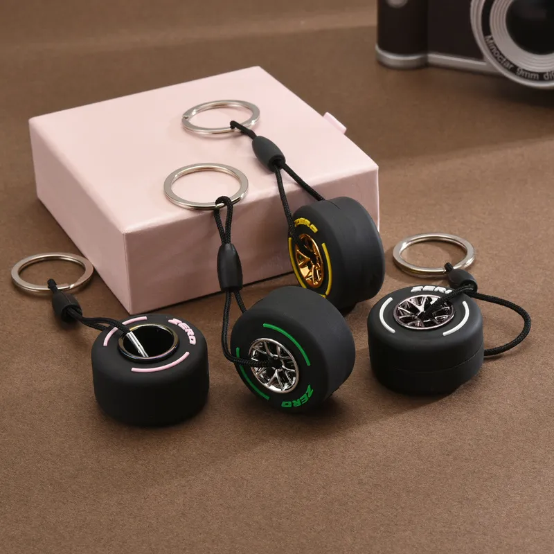 Pudełko i 4 szt. Wyścigi Zestaw opony Brelok Keychain Luksusowy Mini Symulacja Wisiorek Mężczyźni i Kobiety Car Key Chain Pierścień Prezent dla przyjaciela 220228