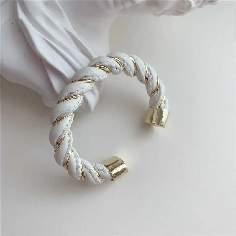 Toronly Japão Moda Torcida Metal Bracelete Multi Cor Vintage Bracelete Aberto Vintage para Mulheres Femininas Charme Jóias Simples q0717