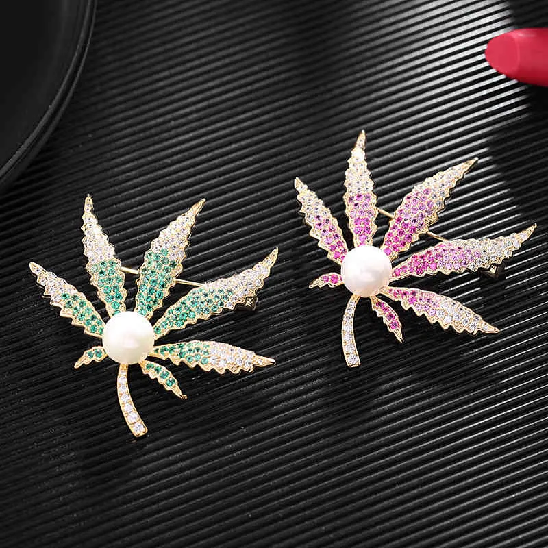 Japan och Sydkorea Fashion Maple Leaf Kvinna Micro-Inlaid Zircon Pearl Elegant Brosch Pin Suit Jacket Tillbehör