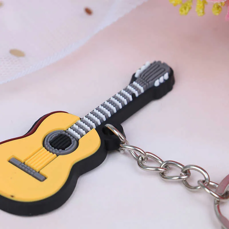 Neue 2 Stücke Weiche Silikon Instrument Schlüsselbund Folk Elektrische Klassische Gitarre Ukulele Schlüsselanhänger Hohe Qualität Großhandel G1019