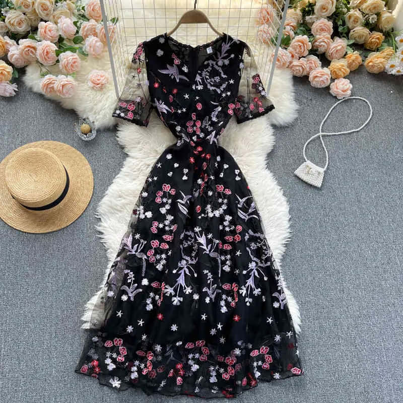 Estilo de Verão Europeu Americano Americano Flores Bordadas Vestidos Feminino Com Pescoço V-Decote De Mangas De Mangas Cintura Slim Midi Vestido C787 210506