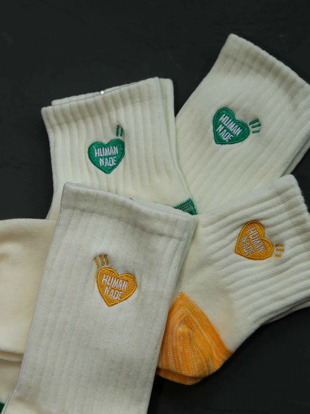 Sports, décontracté automne hiver humain jaune vert amour brodé coton sport court hommes et femmes chaussettes de mode