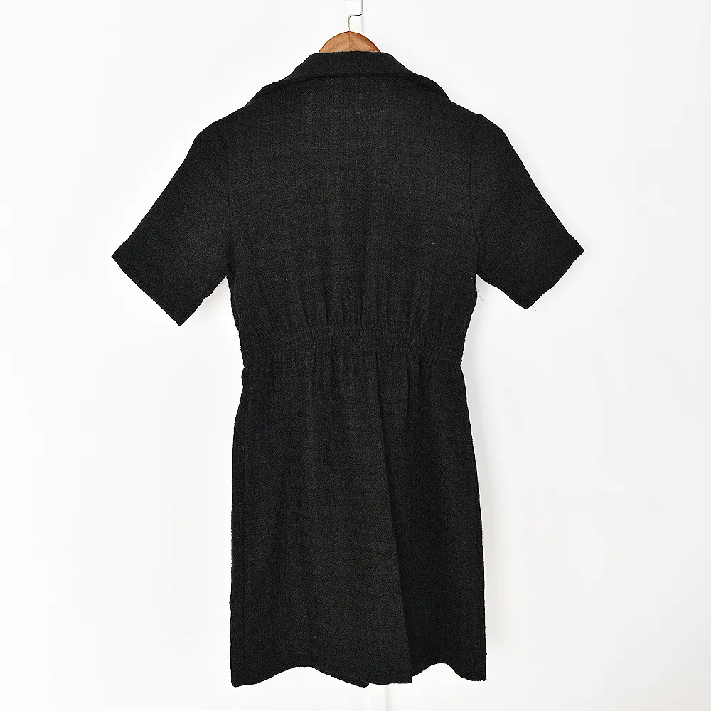 2021 Летняя осень с коротким рукавом, зубчатым отворотом Черное платье Французский стиль Сплошные цветные кнопки двубортные платья G123019