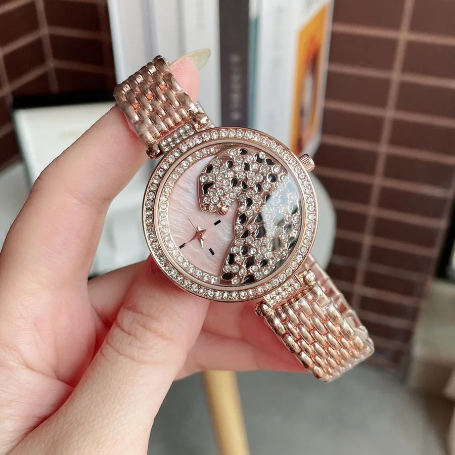 Il marchio di moda guarda il bellissimo orologio da polso C63304y con cinturino in metallo in acciaio stile leopardo di cristallo colorato da ragazza da donna