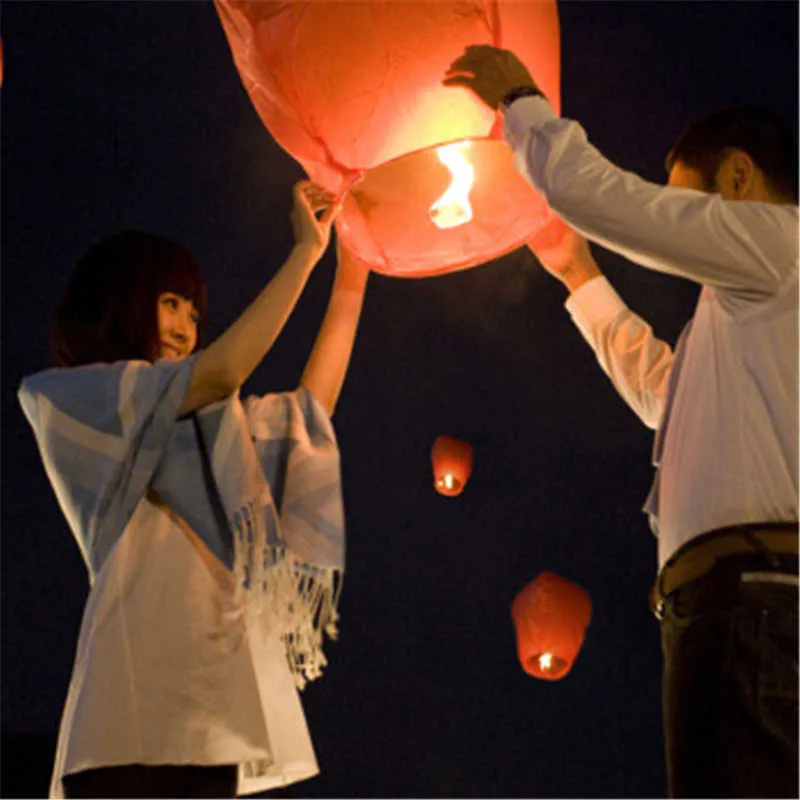 NUOVO lot Sky Paper di carta cinese fai -da -te Flying Lanterns Lampade a candele di Natale Decorazione feste di compleanno di Natale H10203652612