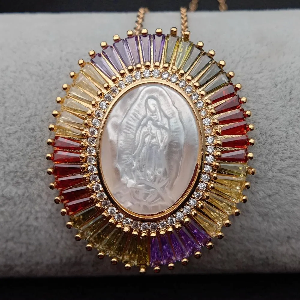 YYGEM Collana con pendente ovale con micro pavé di conchiglia bianca in stile religioso della Vergine Maria Arcobaleno CZ