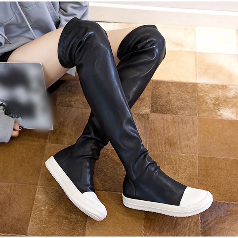 أحذية نسائية طويلة بطول الركبة قابلة للتمدد بمقدمة مستديرة من الجلد بطيات باللون الأسود والأبيض أحذية للسيدات من المخمل مانع للانزلاق