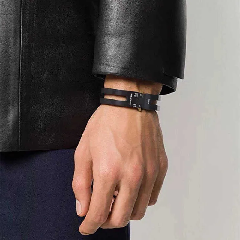 アクセサリー ALYX Giant Leather l Bangle ALYX Cuff Bracelet Titanium Alloy Track Bracelet From Sihuai05