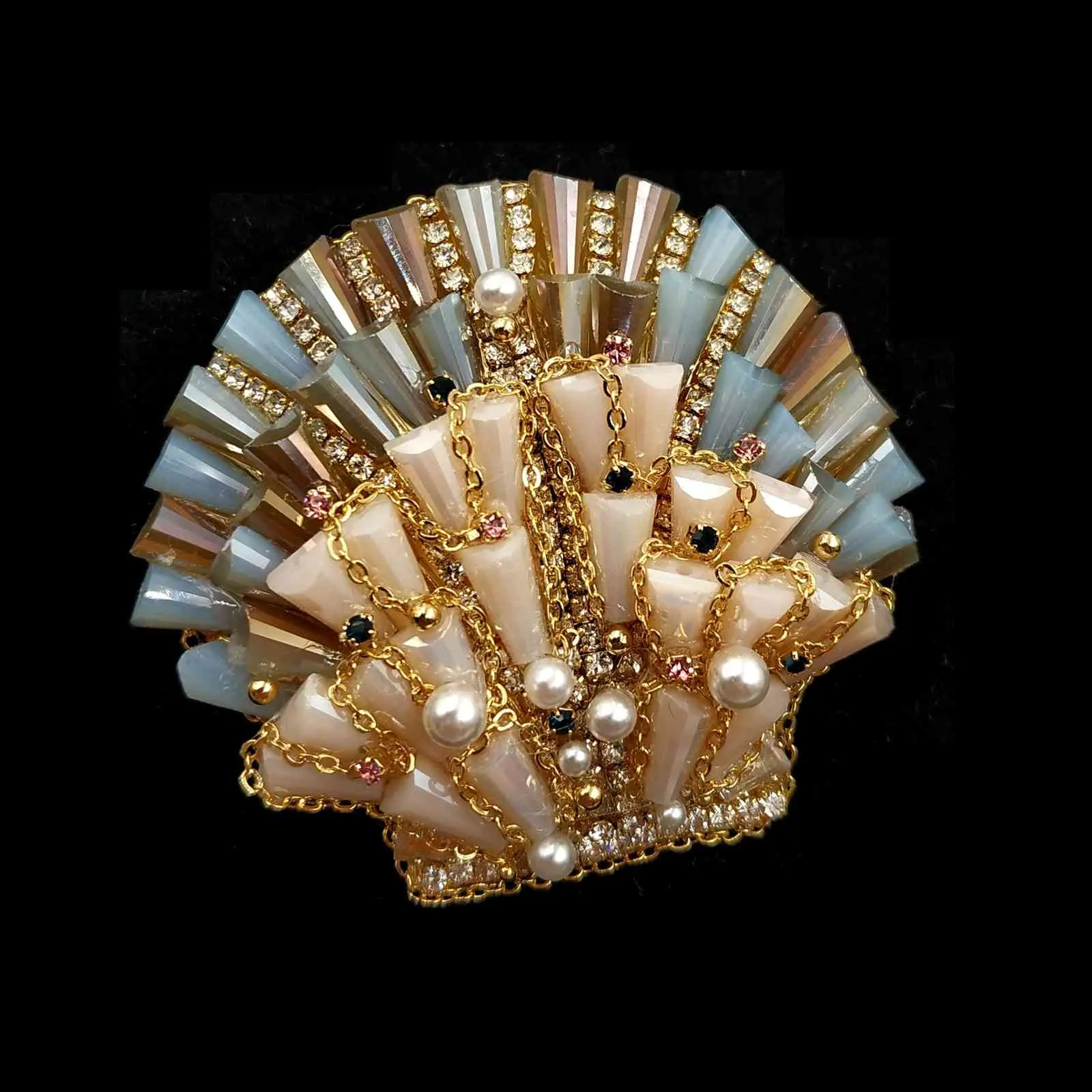 ゴージャスなゴールデンチェーンミニ模造真珠カラフルなバゲット形の石のシーシェルブローチとピン女性のビーチギフトジュエリー