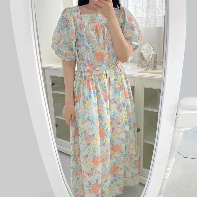 Korejpaaの女性のドレス夏の韓国の西洋風のエレガントなスクエアネック全画面花柄プリントレースアップパフスリーブVestidos 210526