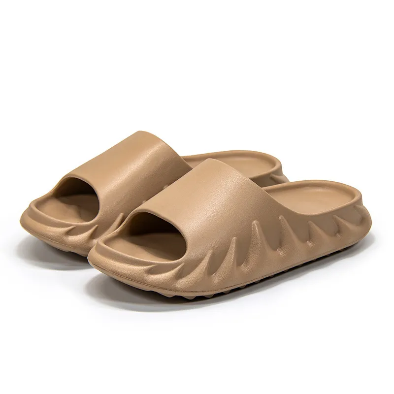Été 2021 Mode EVA Sandale sandales de couple maison pour femmes salle de bain imperméable anti-dérapant sensation de marcher sur les excréments pantoufles pour hommes à fond épais élégant