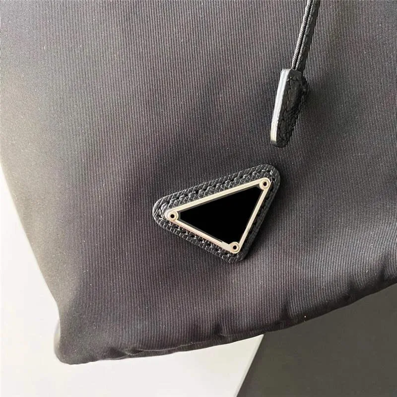 2021 Kvinnor Keychains Small Long Chain Shoulder Messenger Bags Drawstring Classic Hand Bag Bucket Midje Keychain298C
