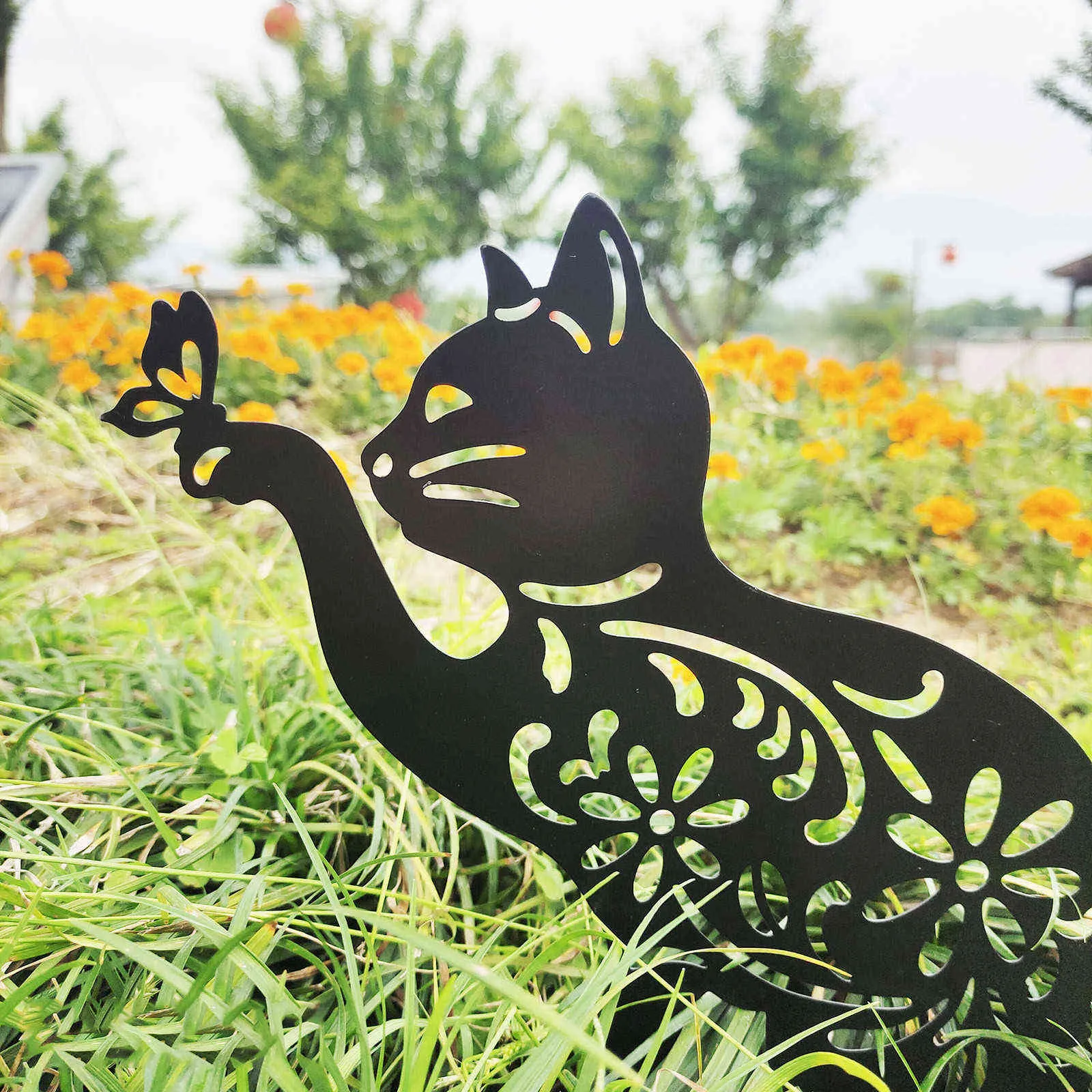 Кошачья и бабочка двора искусство металлическая полость кошачья украшения