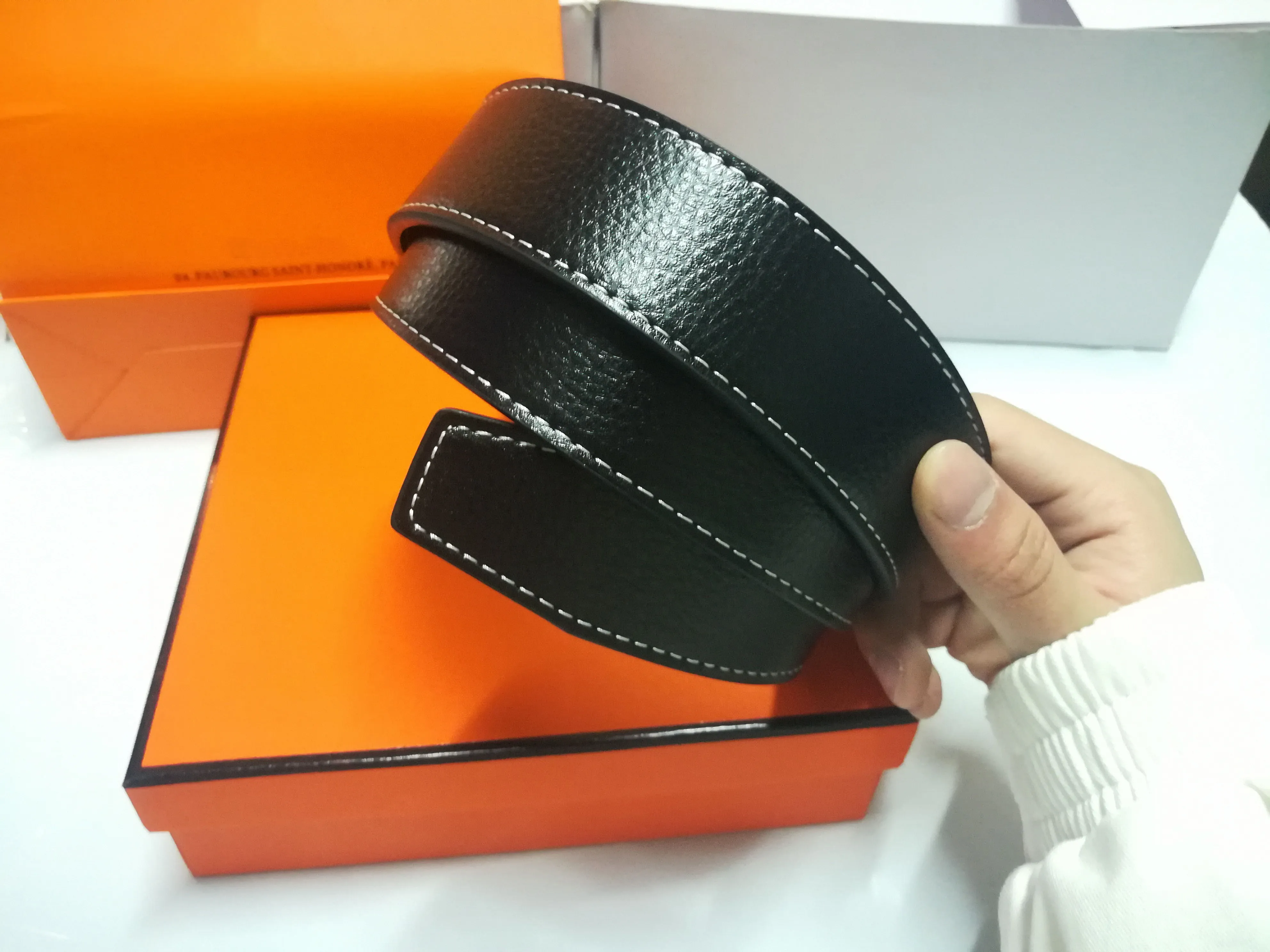 Com todo o conjunto de cintos de designer de caixa laranja para homens e mulheres presente unisex cinta de negócios cinto homens mulheres ouro prata grande fivela clas303m