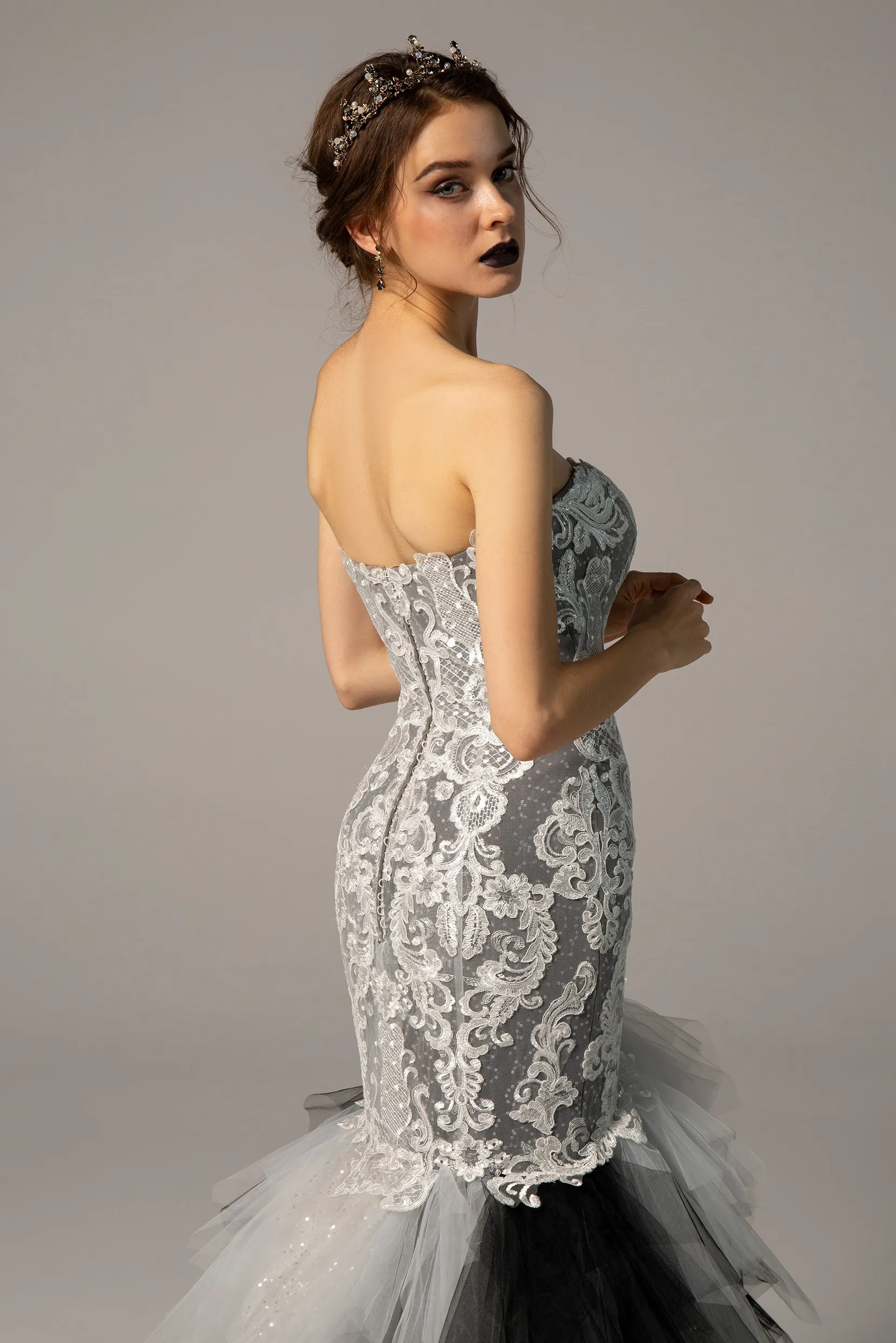 Robes de mariée sirène ivoire noir et blanc robes gothiques chérie volants jupe robe de mariée formelle avec couleur sur mesure Made212p