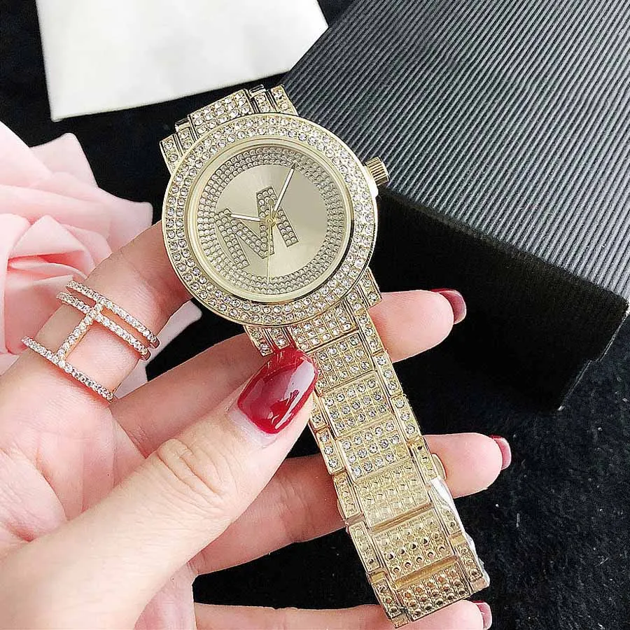 Marka Saatler Kadın Kız Elmas Kristal Büyük Harfler Stil Metal Çelik Bant Kuvars kol saati M126