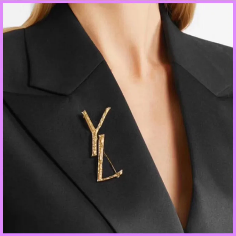 2021 Broche de bambu Mulheres de ouro broche de luxo designer jóias com letras casuais de alta qualidade homens para presentes negócios senhoras festa cyg23122630