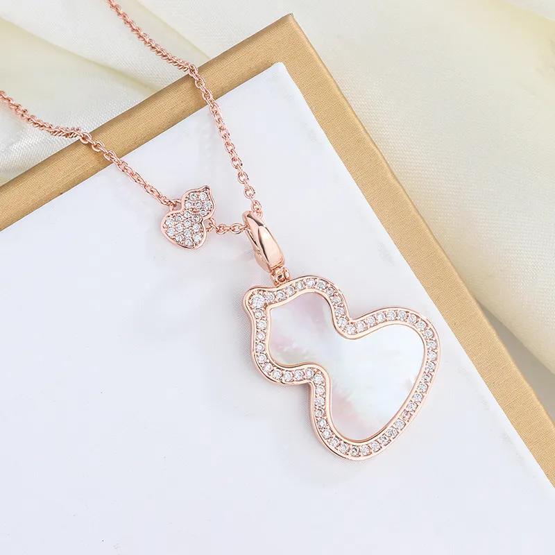 Qee Petite Wulu Necklace Netclace Women Pure Silver Plated 18k Gold Mini Mini Diamondencered Pendant Luxury Callarbone Chain6322377