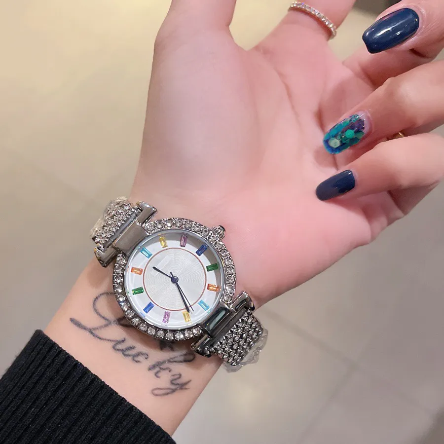 Orologi di marca Donna Donna Ragazza Orologio da polso di lusso in acciaio al quarzo con cinturino in metallo stile cristallo colorato Di32