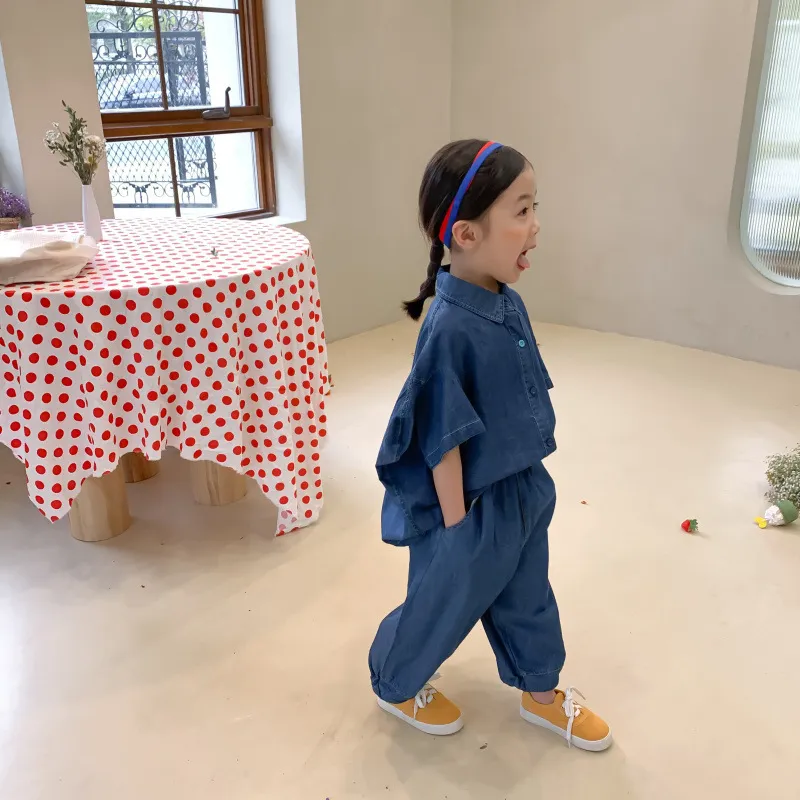 Koreansk stil sommarpojkar och flickor mode denim kläder sätter kortärmad överdimensionerad skjorta tunna lösa byxor 210508