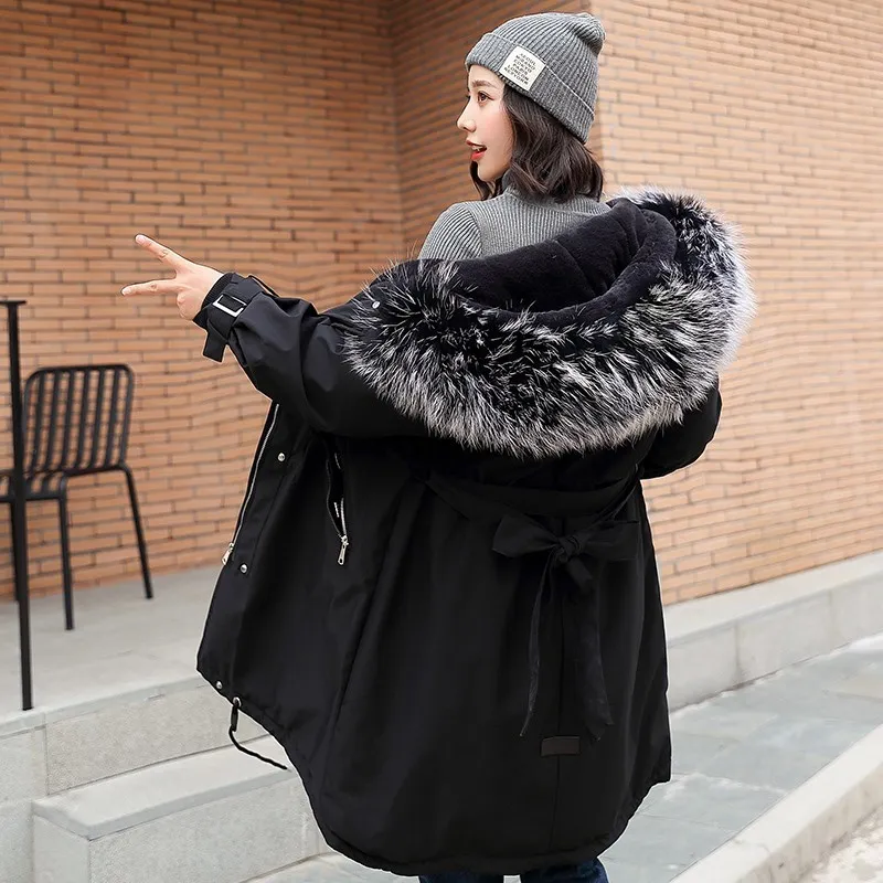 冬の女性のジャケットコットンコートウォームロングパーカーのフェイクの毛皮のライナーカラーフード付きのoutwear 210423