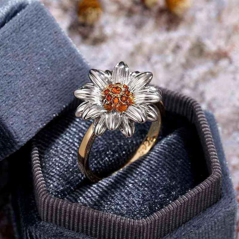 Dekoration med tusenskönor Ringar Ny solrosor för kvinnor Smycken Tvåfärg Små Daisy Gold Silver Fashion Trend Ring Tillbehör G1125