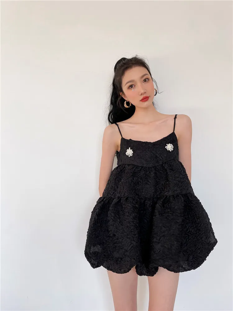 Robe de bal froncée noire Robe d'été Perle Spaghetti Strap Mini Fille Cami Femmes Mode coréenne 210427