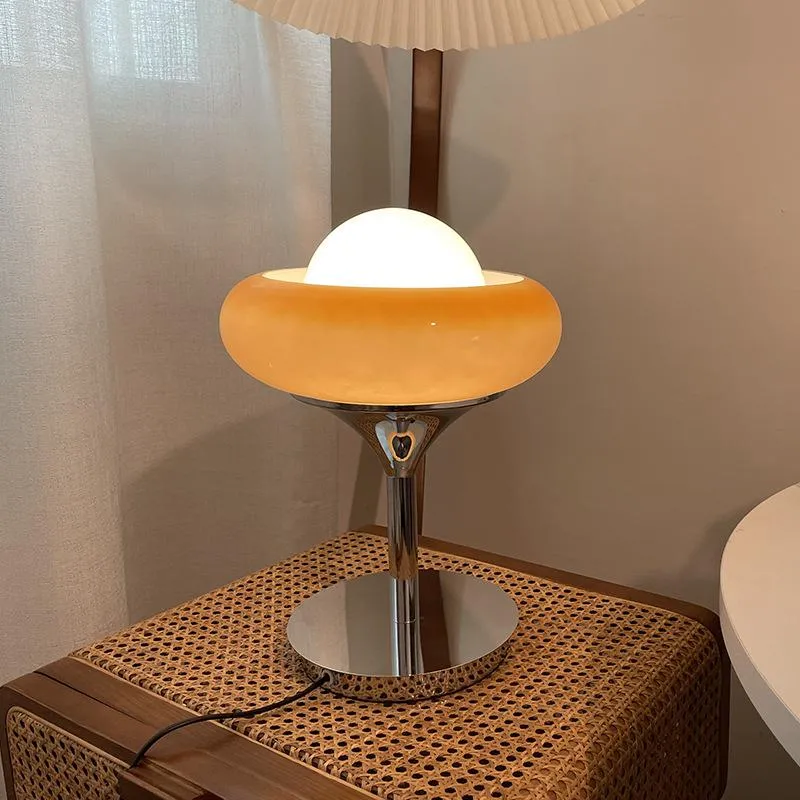 Lâmpadas de mesa Nordic Egg Tart Japonês-estilo Lâmpada Marrom Retro Cremoso Branco Abajur Ferro Fundo Quarto Bedside Decoration243H