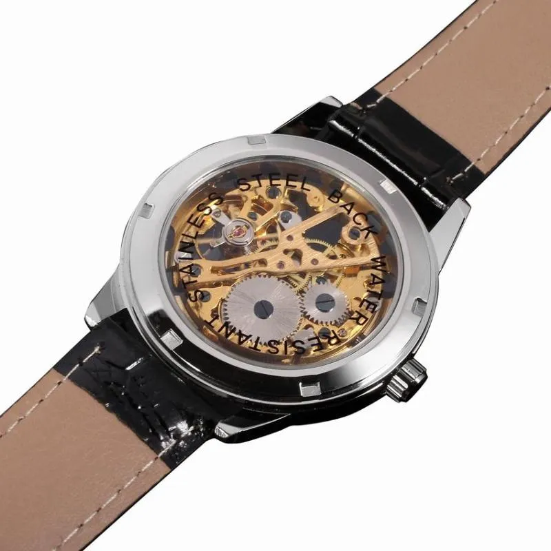 Voir à travers le boîtier argenté Mouvement doré Squelette creux Steampunk Main Vent Mécanique Montre-bracelet pour hommes Bracelet en cuir noir Wr277Q