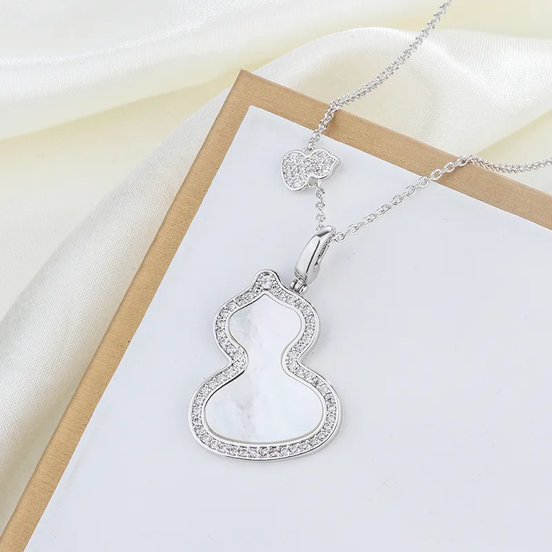 Qee Petite Wulu Necklace Netclace Women Pure Silver Plated 18k Gold Mini Mini Diamondencered Pendant Luxury Callarbone Chain6322377