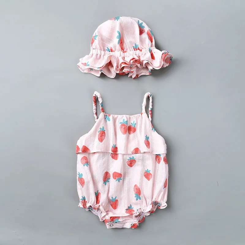 Sommar ärmlös baby kläder kvinnlig jordgubbe tryckta sling romer bomull jumpsuit + fri hatt 210515