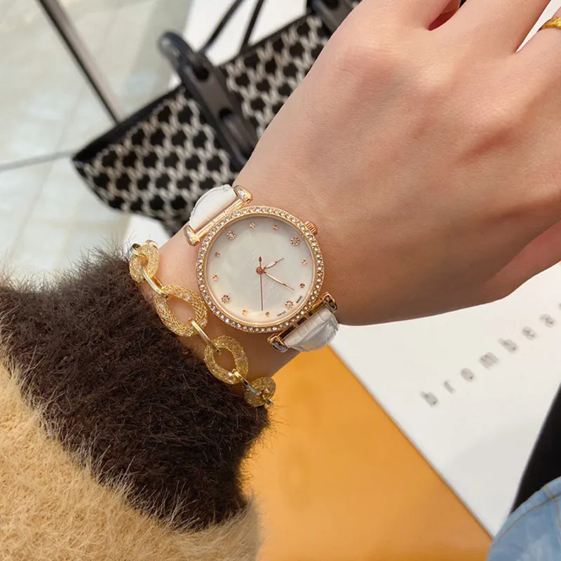 Il marchio di moda guarda l'orologio da polso con cinturino in pelle in stile abbastanza cristallo da donna CHA48225Y