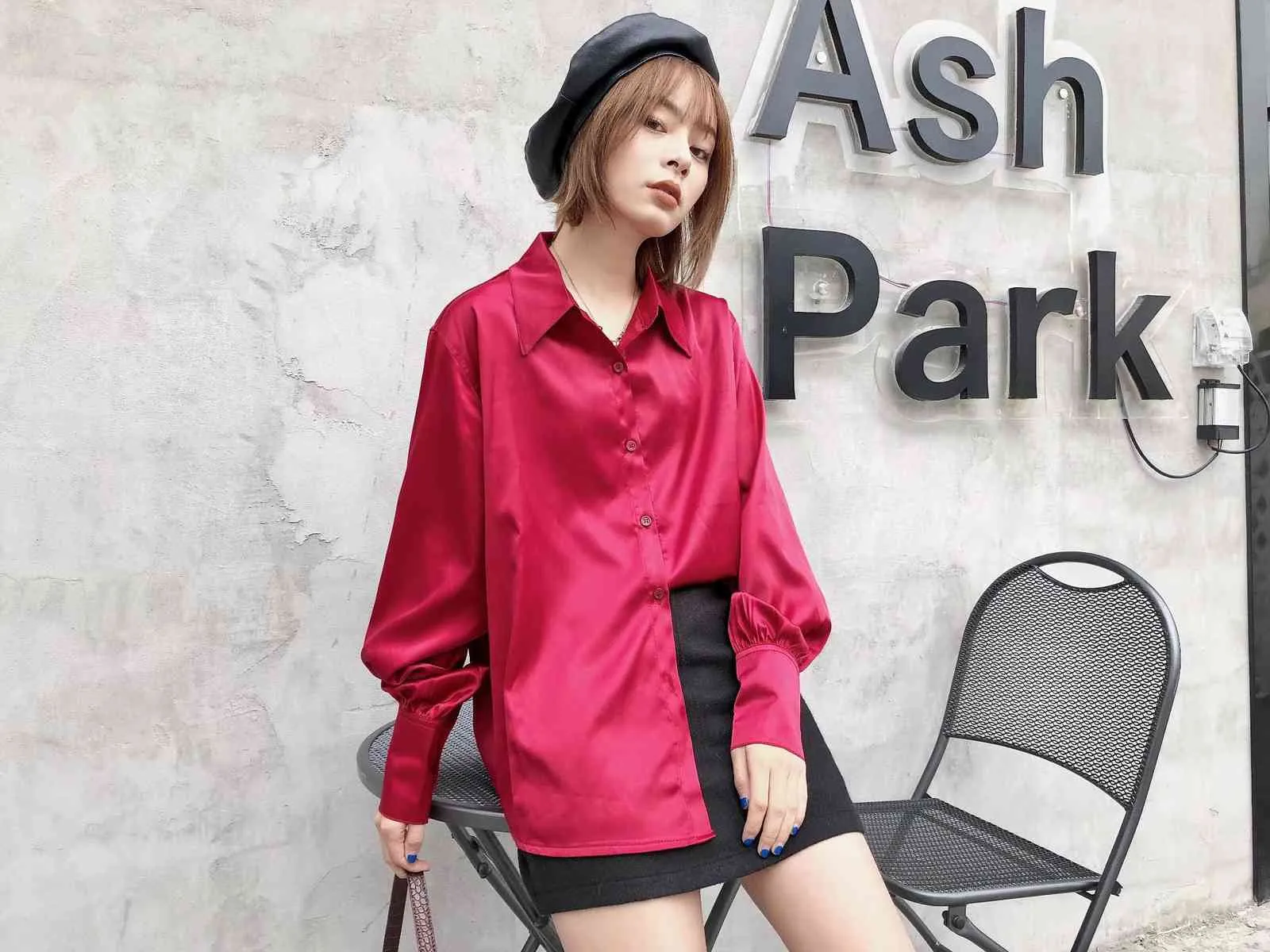 Vino brillante rojo manga larga camisa satinada como seda casual mujeres solapa dobladillo irregular elegante blusa suelta tops ropa coreana 210429