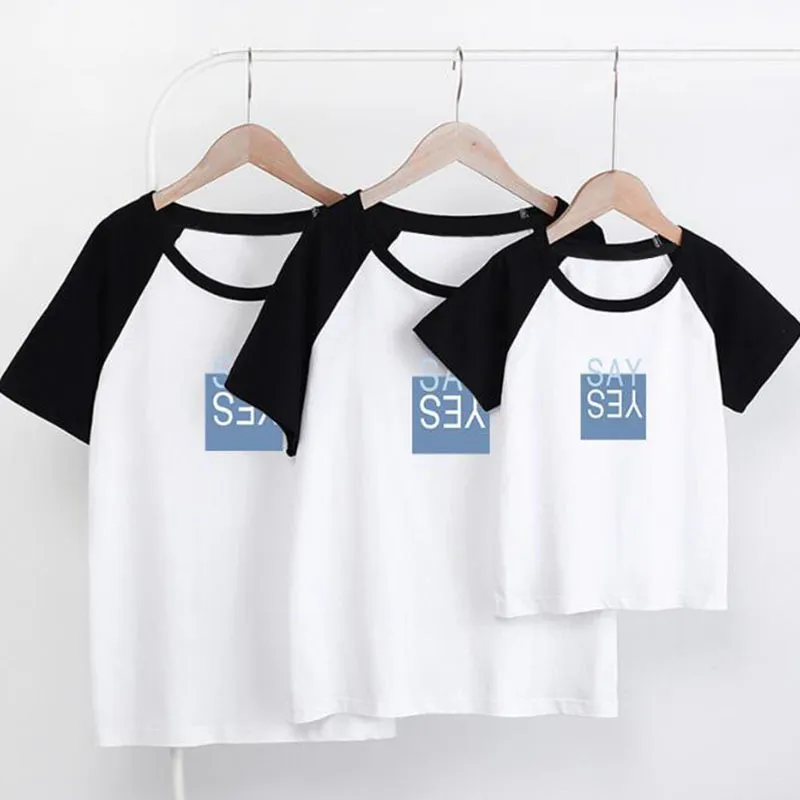Sommarutskrift familj ser matchande outfits t-shirt kläder mor far son dotter barn baby kortärmad 210429