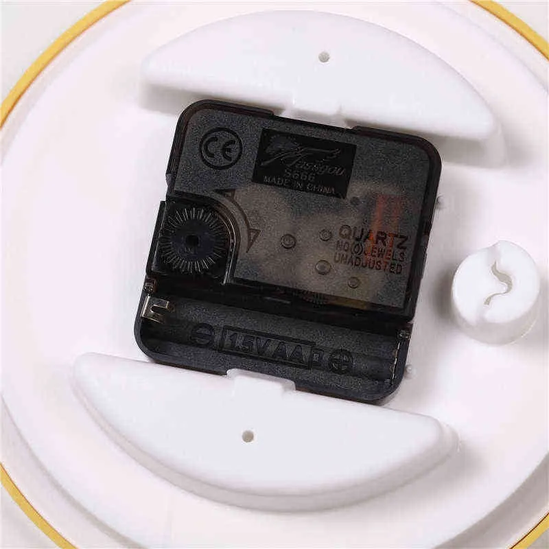 フレーム透明なプラスチック製キャンディーの色のミニマリストの小さな壁時計