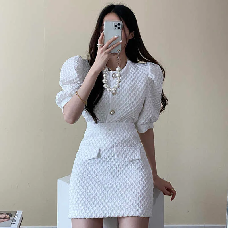 Korejpaa Dames Sets Zomer Koreaanse Chic Franse Rhombus Texture Pearl Button Losse Bladerdeeg Sleeve Shirt Hoge Taille Bag Heup Rok 210526