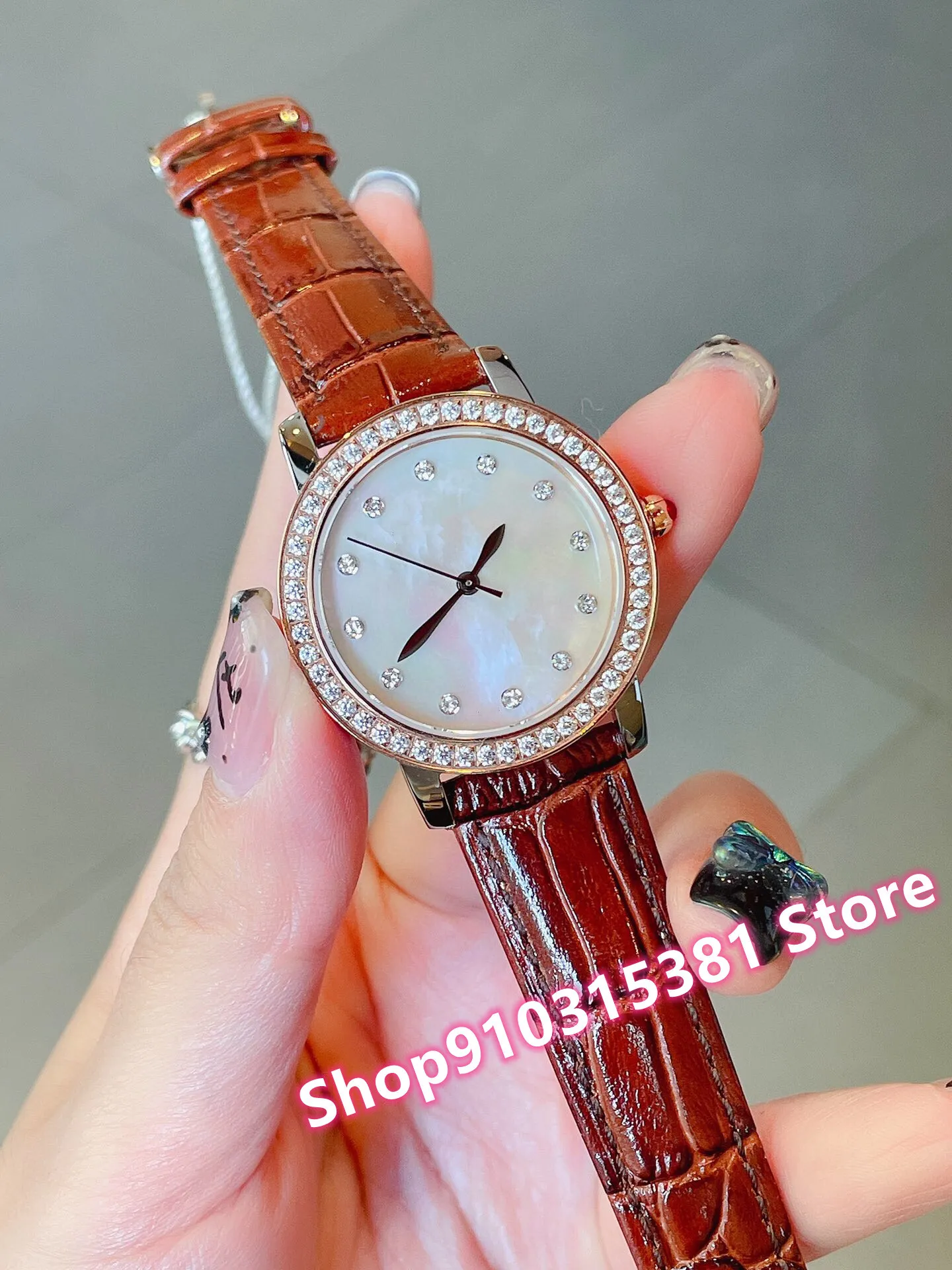 Klassische Marke Frauen Zirkon Quarz Armbanduhr Rose Gold Silber Perlmutt Leder Uhr Weibliche Kristall Diamanten Uhr 32mm