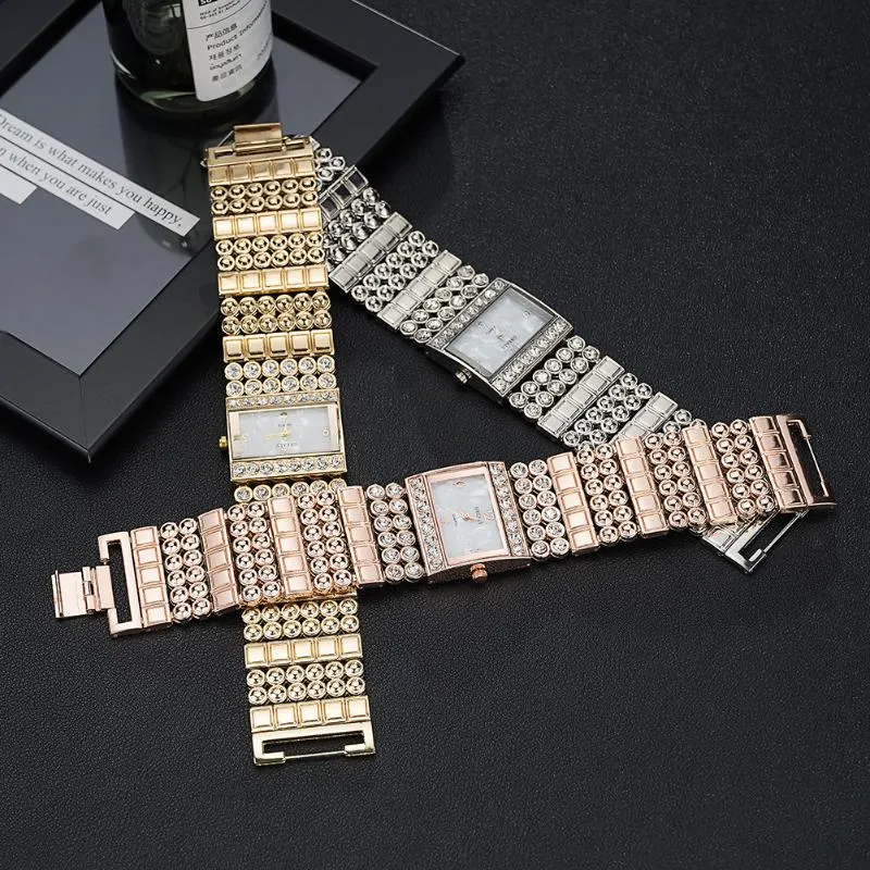 Horloges Temperament Dameshorloge in Europa en Amerika Plated Diamond Shell Legering Breedband Mode Decoratieve Armband235M