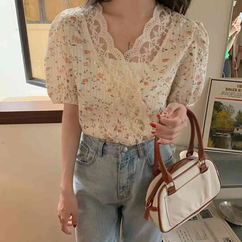 Ezgaga Criss-Cross Spitze Patchwork Floral Bluse Frauen Süße Sommer Neue V-ausschnitt Koreanische Mode Puff Hülse Lose Dame Shirts 210430