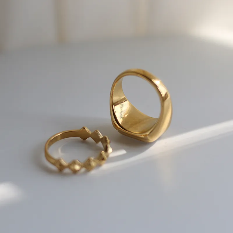 Amaiyllis 18 Karat Gold römischer gebogener weißer Perlmutt-Oval-Quadrat-Muschel-schwerer Zeigefingerring für Frauen Schmuck6323893