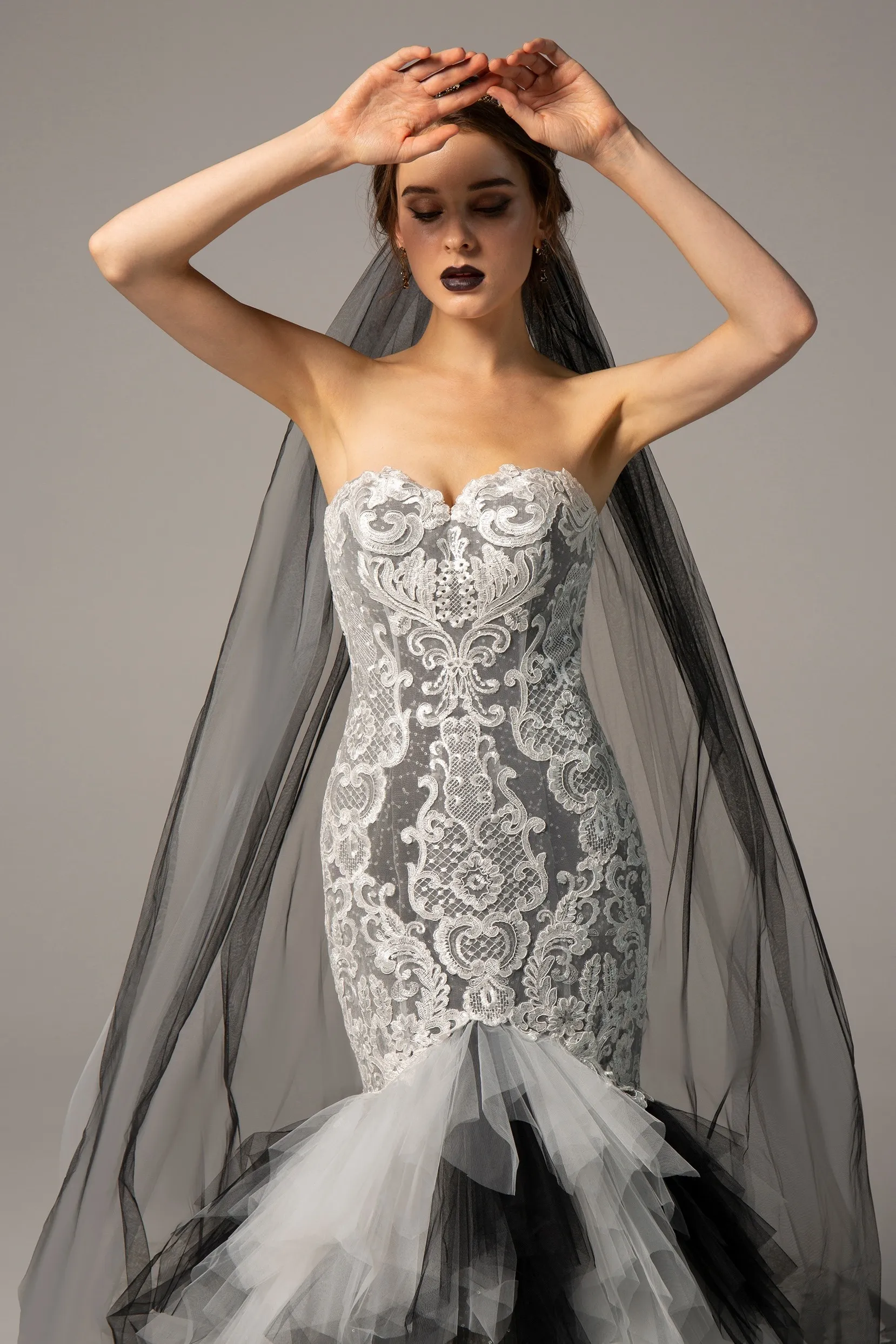 Abiti da sposa a sirena in bianco e nero avorio Abiti gotici con volant a cuore e gonna abito da sposa formale con colore personalizzato Made212p