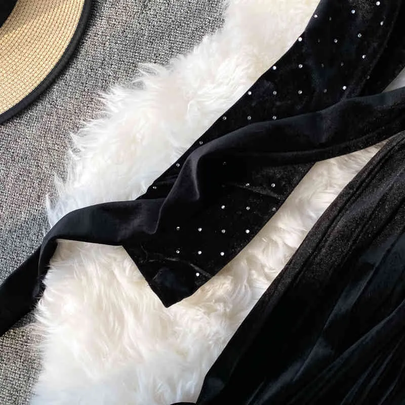 Korobov höst ny fransk retro hepburn lite svart klänning midja bantning sammet mellängd v-nacke pläterad klänning 210430