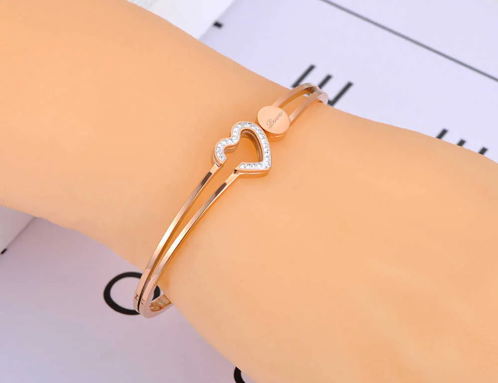 Jeemango Bracelets de manchette en forme de coeur d'amour à la mode pour femmes en or rose zircon cubique titane bracelets en acier inoxydable Jb4 Q0717