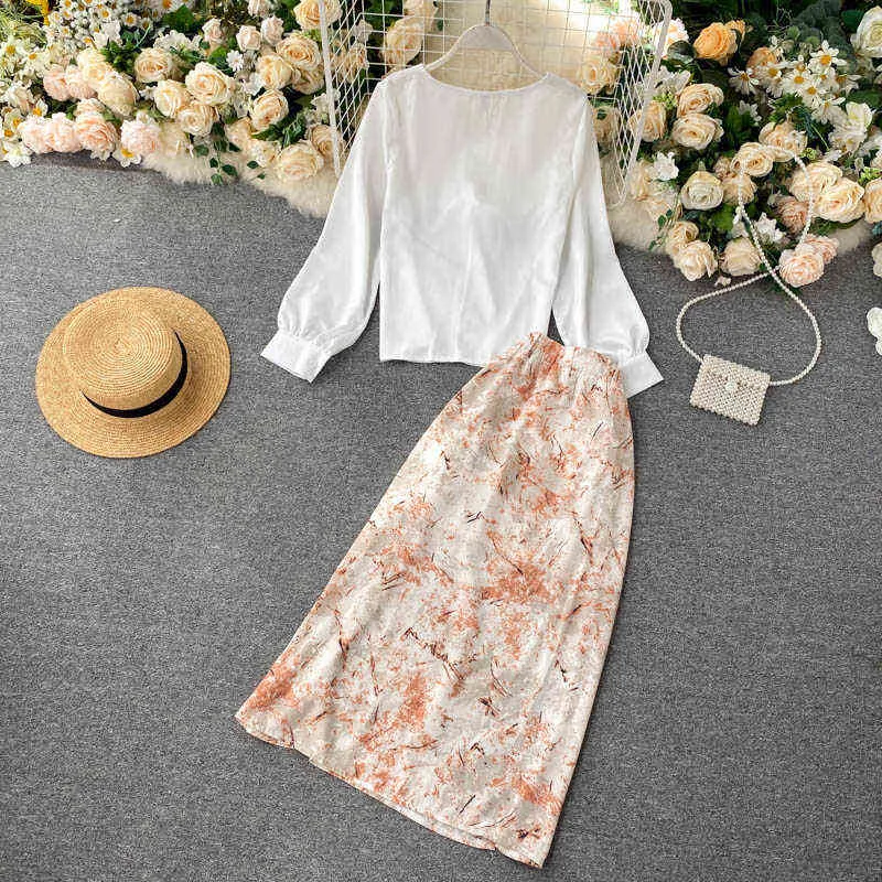 Autumn Vintage Women's Two Piece Set Sexy V-Neck White/Black Short Tops And High Waist Print Skirt Female Suit 211106